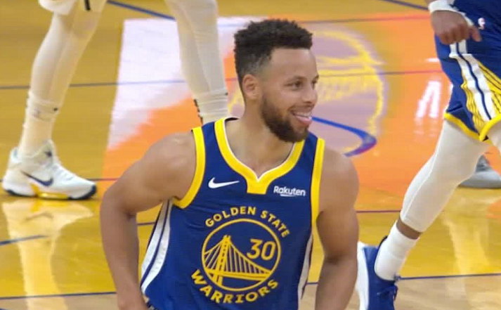  库里单场14记三分破纪录，勇士狂胜雷霆53分  